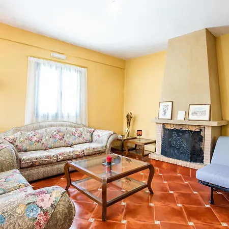 Sunny Hillside Escape Apartament