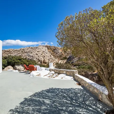 Sunny Hillside Escape Apartament Menetaí