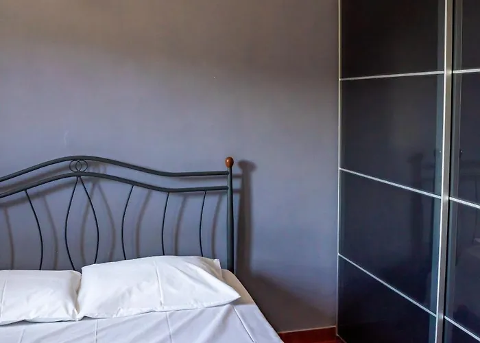 Sunny Hillside Escape * Menetaí