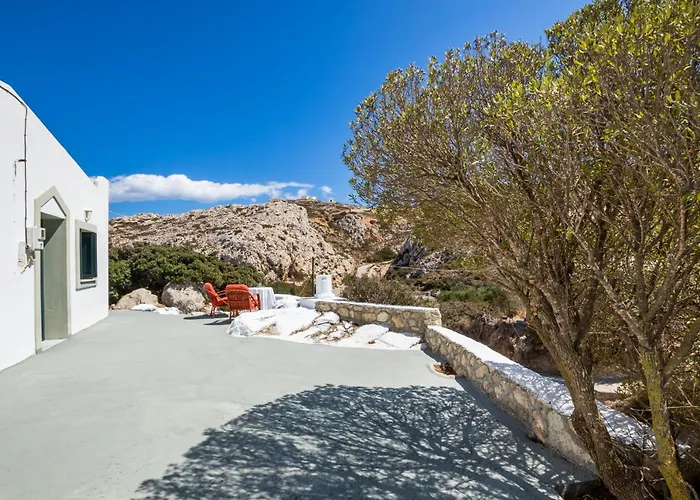 Sunny Hillside Escape شقة Menetaí